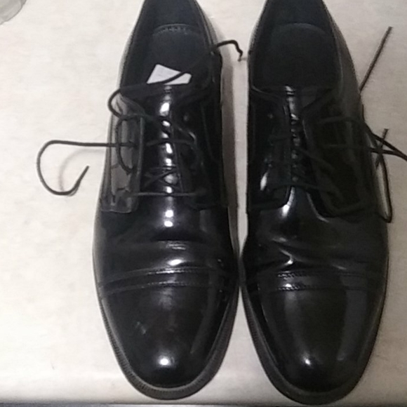 Cole Haan like new, lightly used 9.5 Oxford - Picture 3 of 4